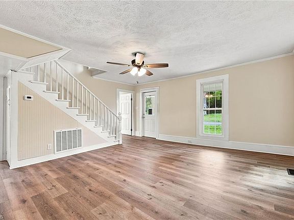 4th image of 387 New Salem Rd