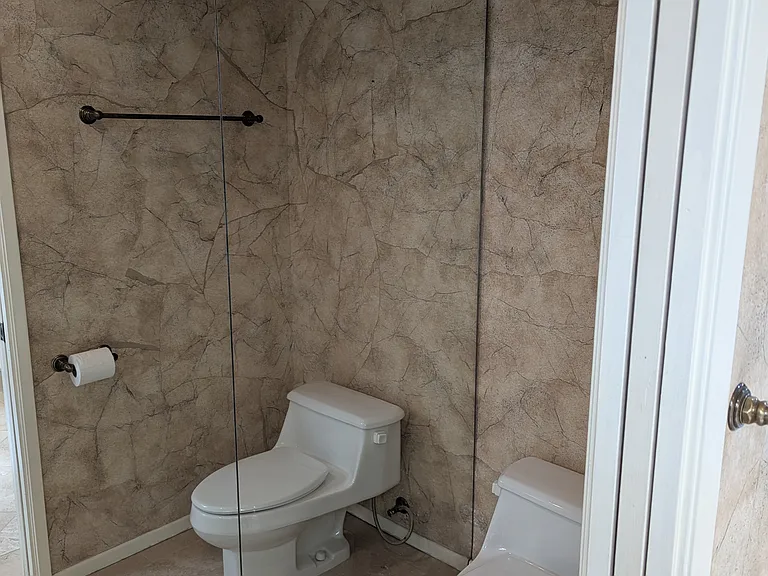 Primary Bedroom en suite bathroom
