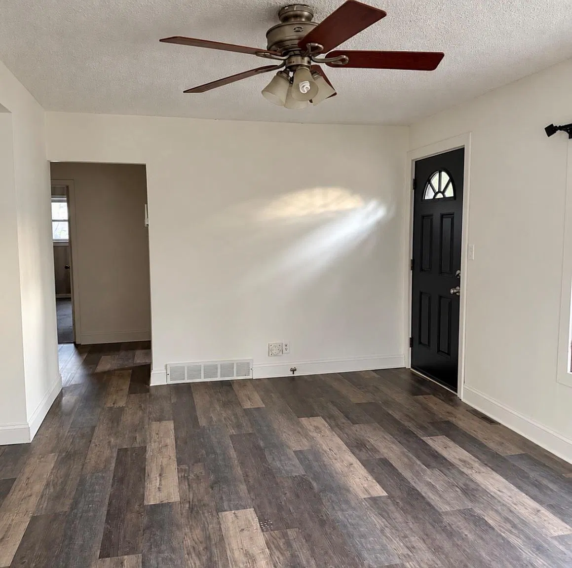 3 bed, 1.0 bath, 1288 sqft, $2,300 — Photo 4