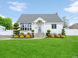 15 W Chestnut St, Farmingdale, NY