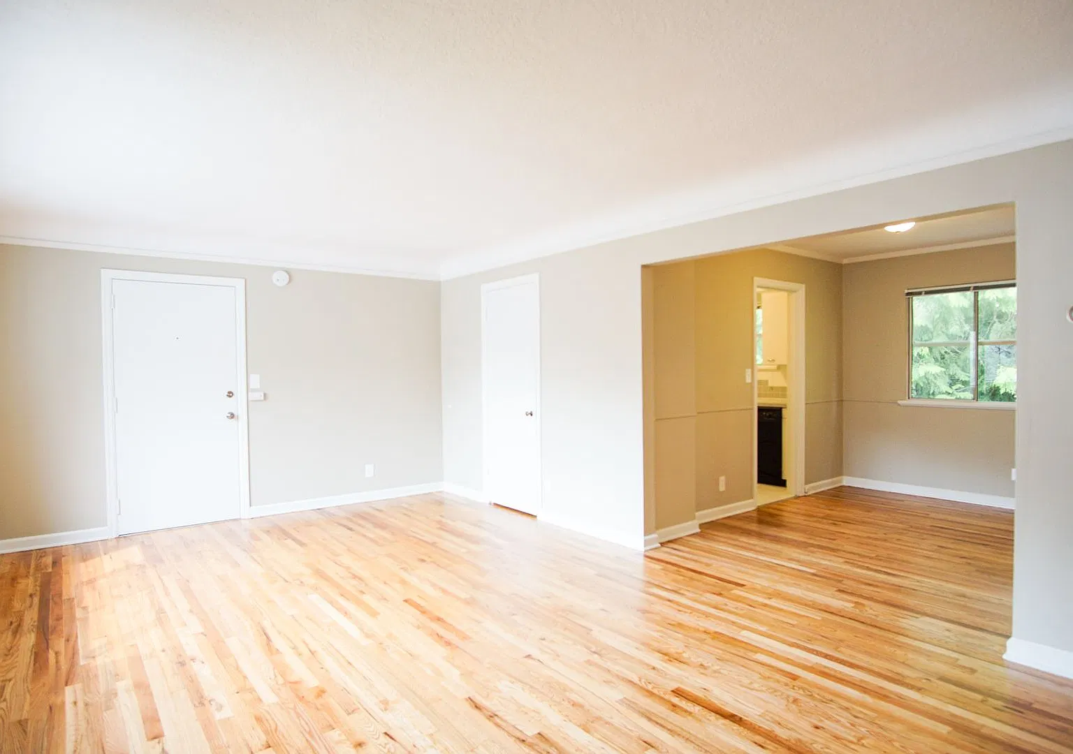 Spacious Top Floor Flat in Courtyard Building! — Photo 2