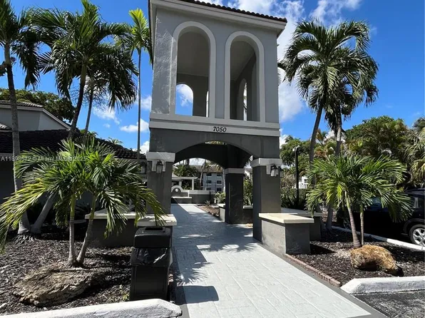 7090 NW 179th St APT 102, Hialeah, FL 33015