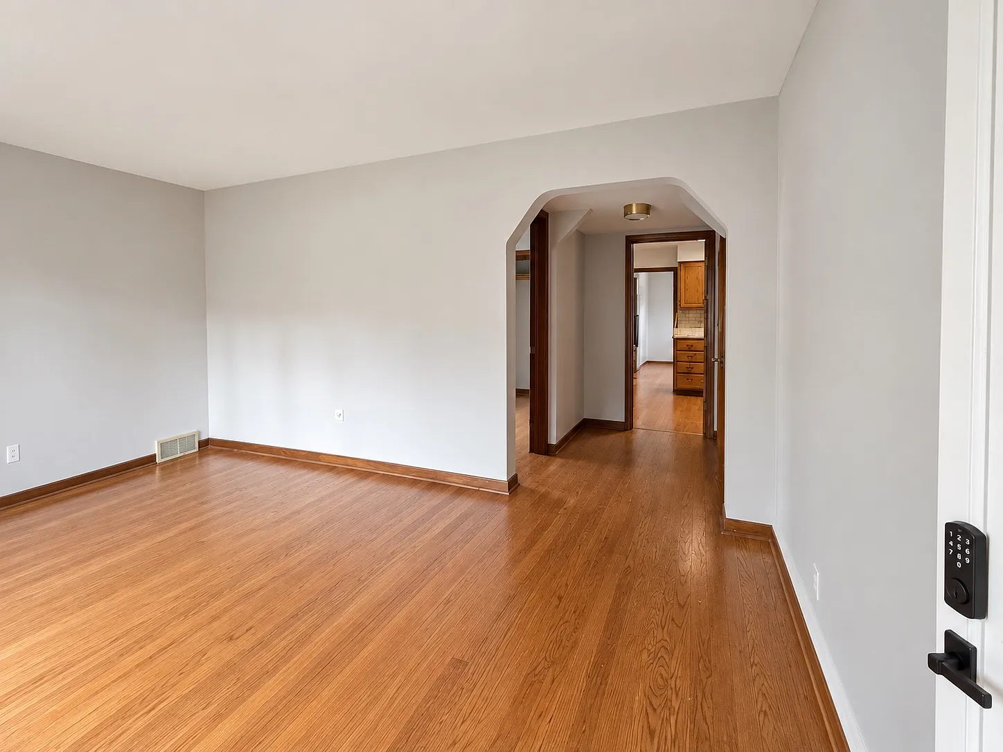 6213 W Newport Ave — Photo 4