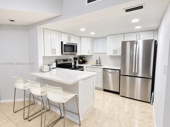 8290 Lake Dr APT 418, Doral, FL 33166