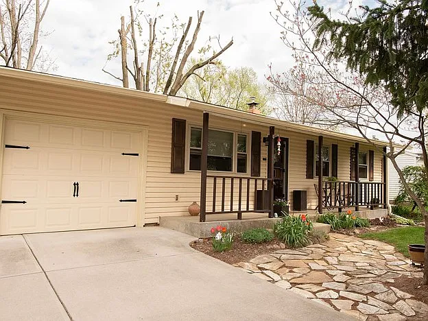 222 Westlea Dr — Photo 1