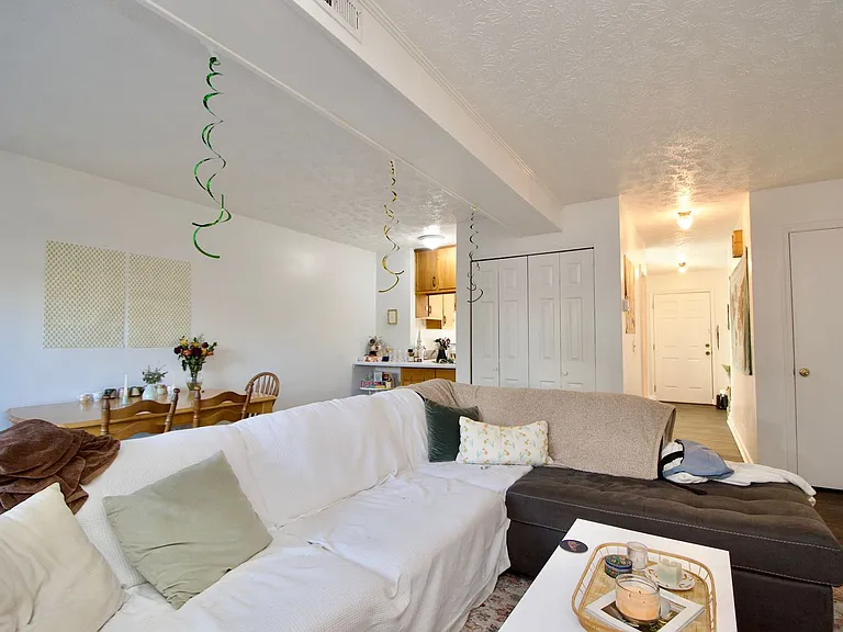 210 N Ross St #A — Photo 11