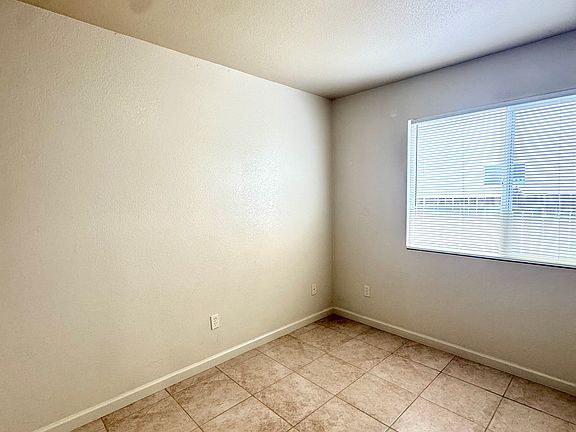 4th image of 830 Serrana Ct