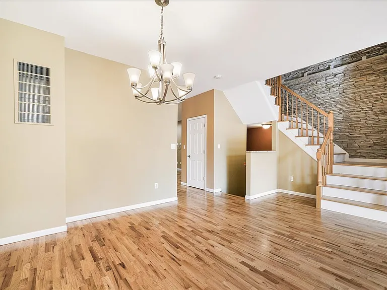 58 Alexander Ct — Photo 6