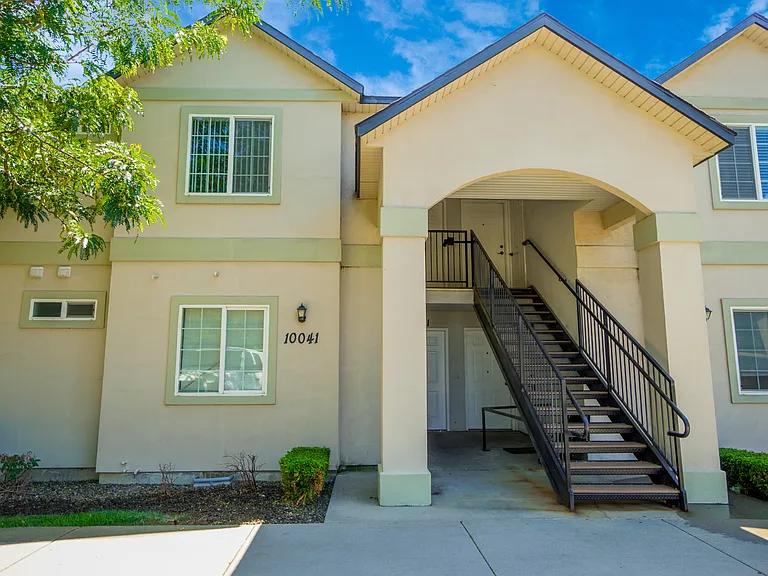 10041 W Garverdale Ln #201 — Photo 3