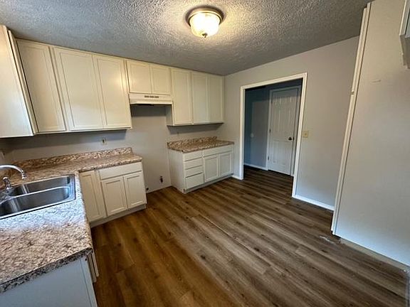 4th image of 918 Woodlawn Ct
