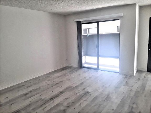 3rd image of 11230 Camarillo St #105
