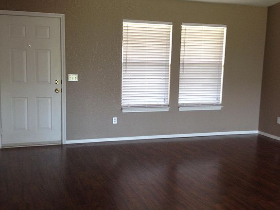 3rd image of 920 Edinburg Dr