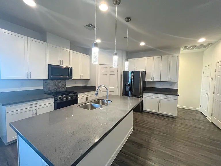 1533 Franklin Ln — Photo 19