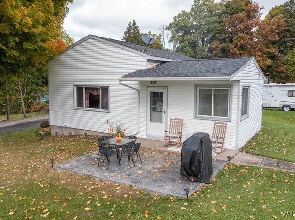 6727 E Lake Rd, Castile, NY 14427