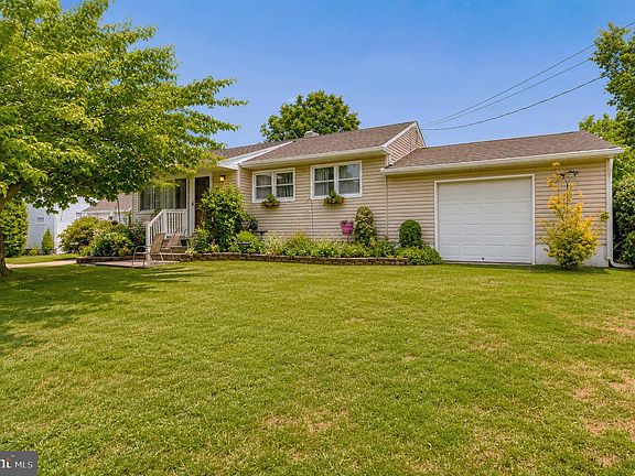 3rd image of 410 Larchmont Dr