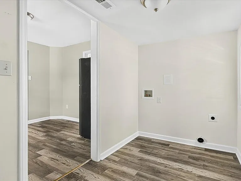 403 Spring Ct — Photo 7