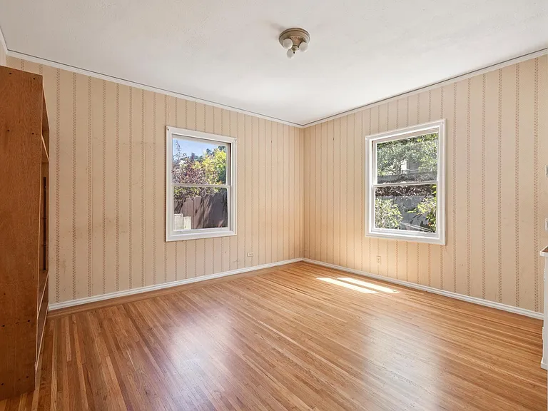 111 Windsor Ave — Photo 21