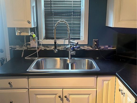 5th image of 402 Meek St