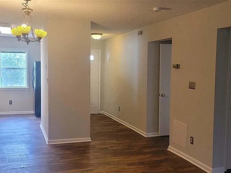 131 Kingsbury Dr — Photo 3