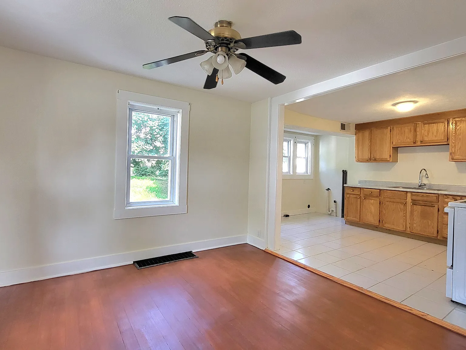 2 bed, 1100 sqft, $2,050 — Photo 2