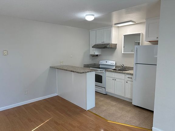 3rd image of 1610 Cloverdale Ln #4