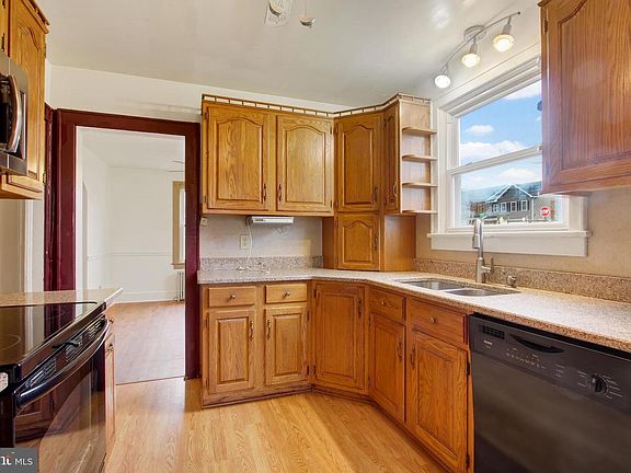 4th image of 319 N Franklin St