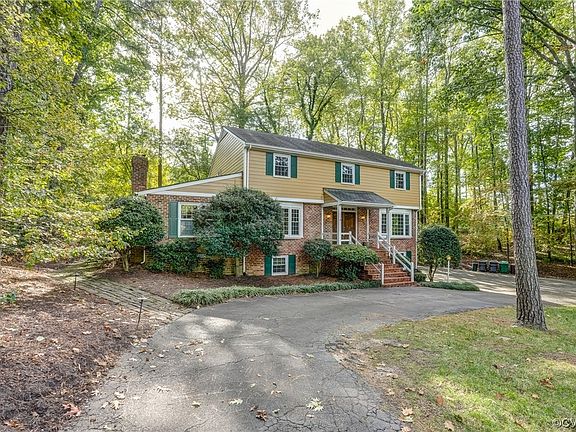 3rd image of 305 Berwickshire Dr