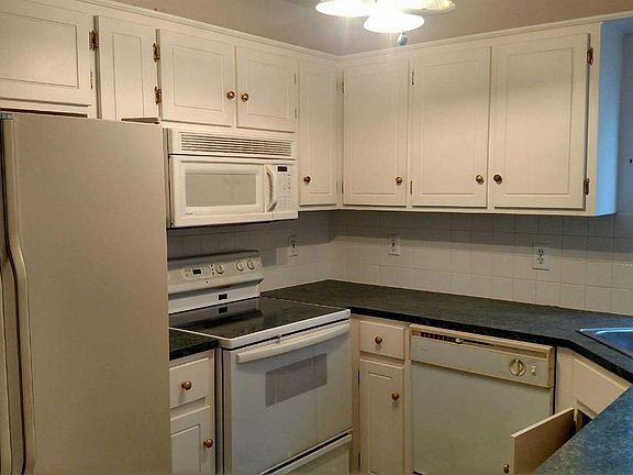 4th image of 902 Royal Garden Ct