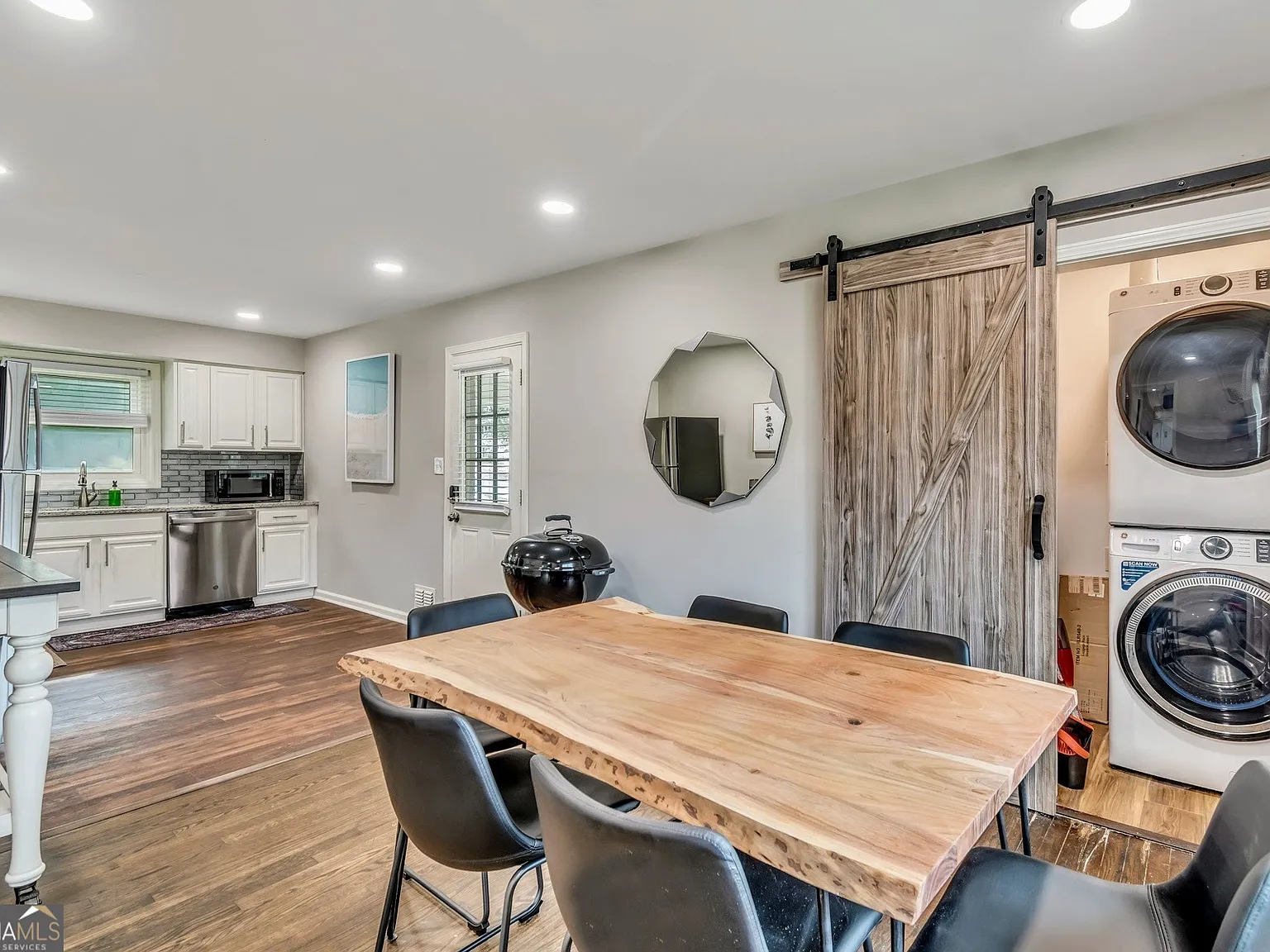 3 bed, 1.0 bath, 1118 sqft, $4,500 — Photo 3
