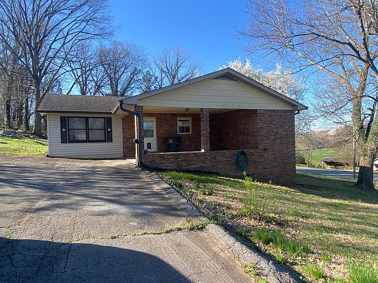1806 E Spring St — Photo 25