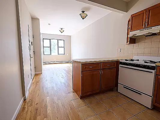 3rd image of 249 Throop Ave #2