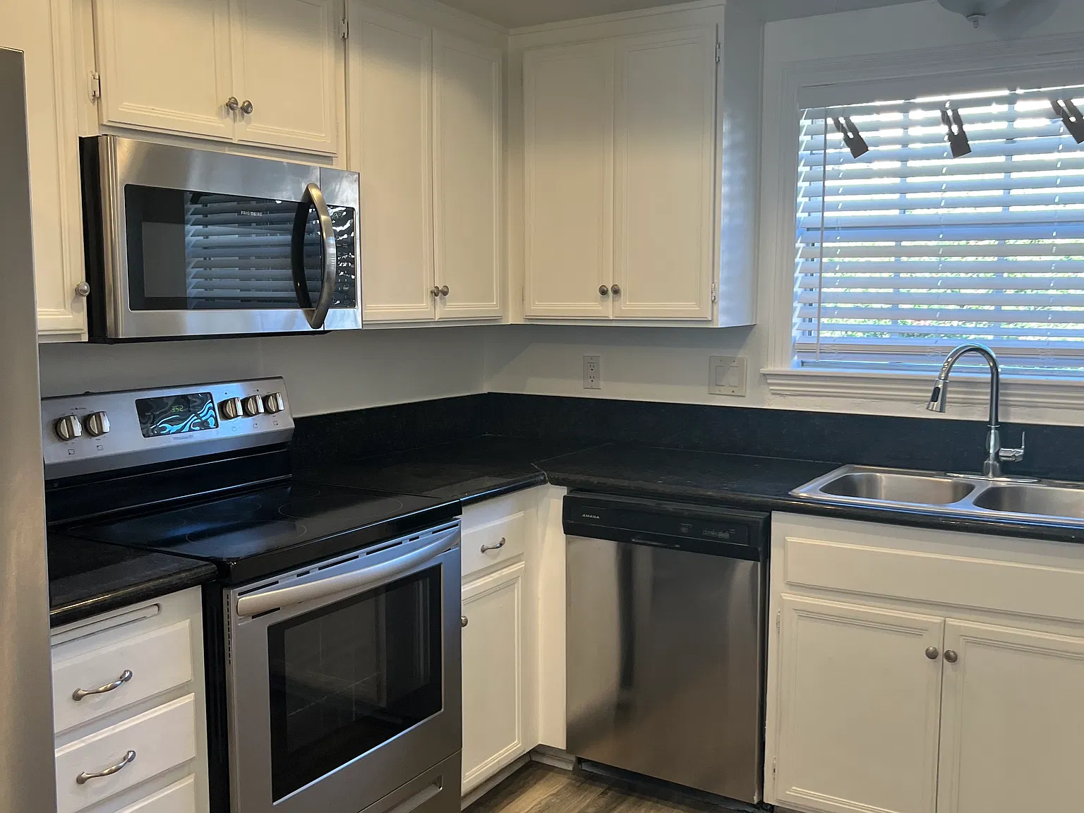2 bed, 1054 sqft, $2,450 — Photo 3