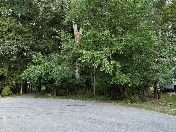 2948 Island Point Dr, Metamora, MI 48455