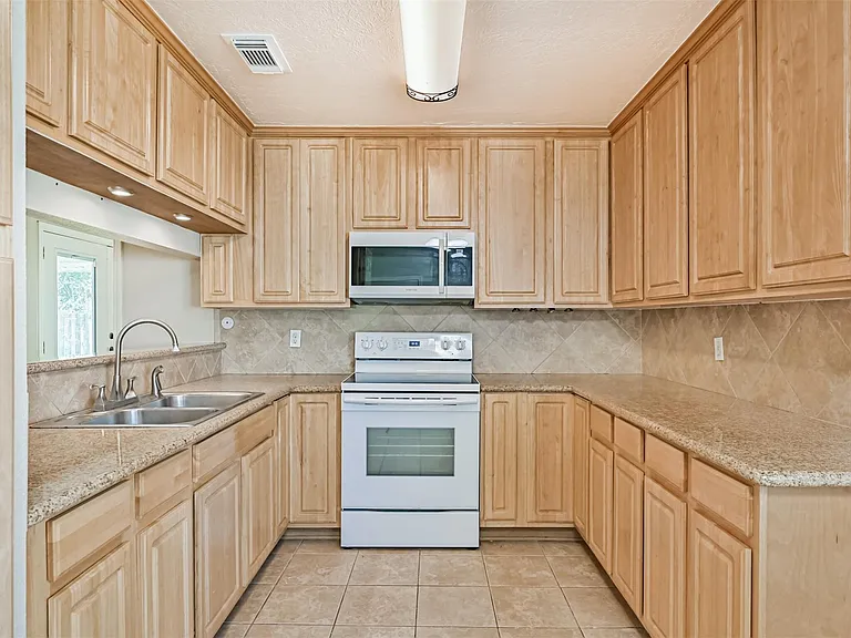 1113 N Heron Dr — Photo 13