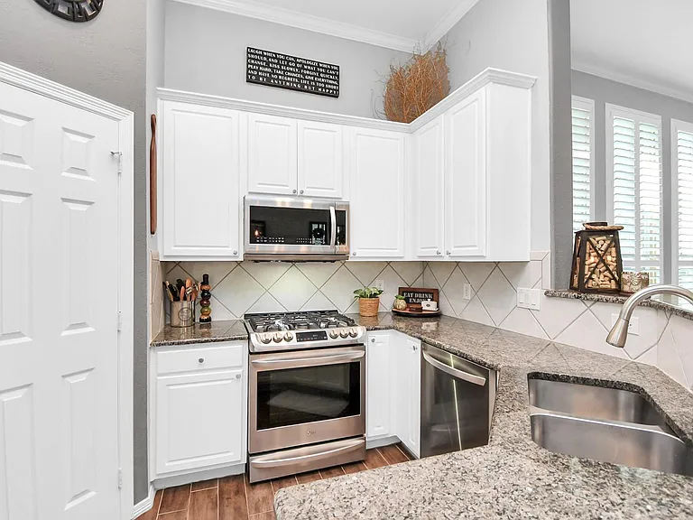 8624 Sunset Loch Dr — Photo 17