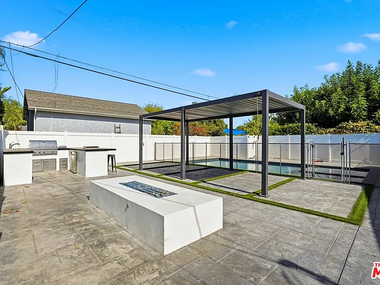 5735 Saloma Ave — Photo 50