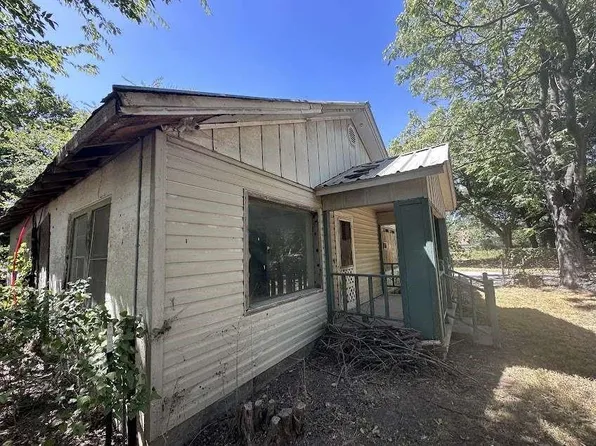 304 N Buffalo St, Chico, TX 76431