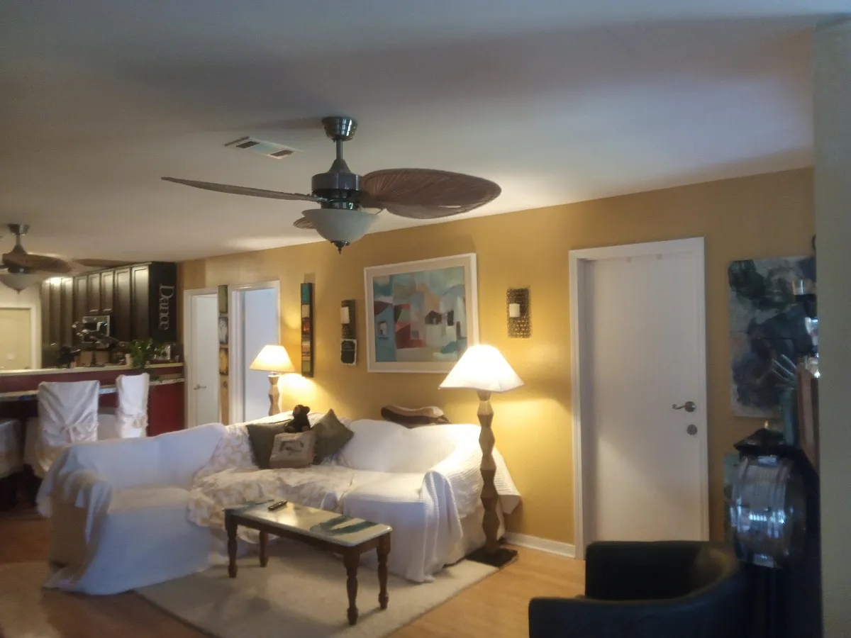 ARTFUL Sitting TV parlor, your room is to the left. - 910 W Lloyd St #2