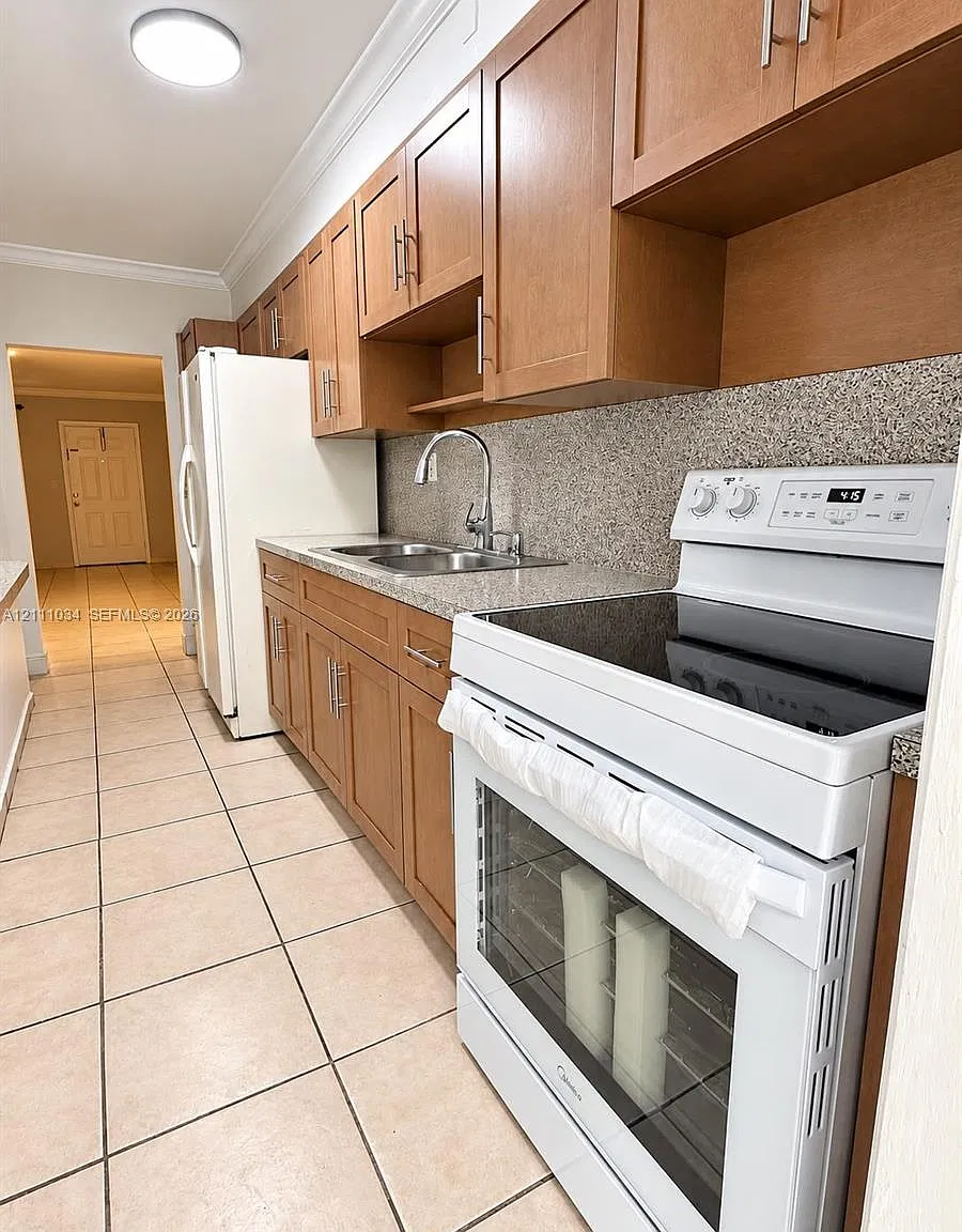 Colonial Court Condo Bldg — Photo 4