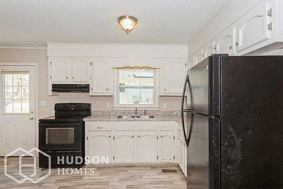 3rd image of 140 Houston St