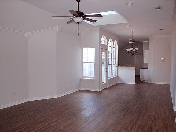 4th image of 422 E Ash Ln