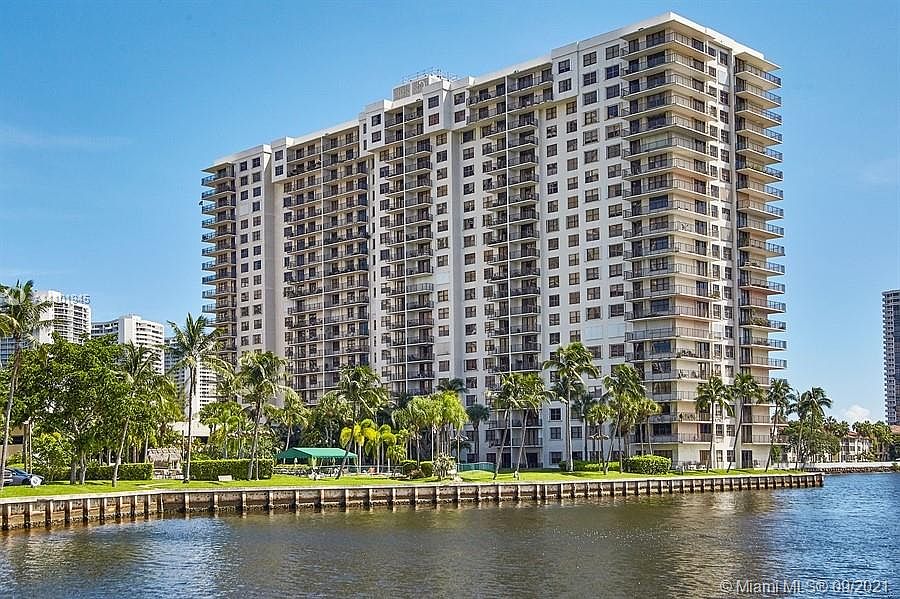 Clipper Bldg. at Biscayne Cove