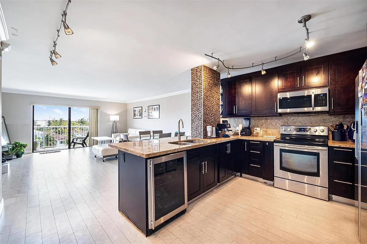 Building Photo - 110 S Shore Dr #6D