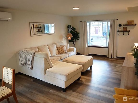 4th image of 323 Raybird Avenue