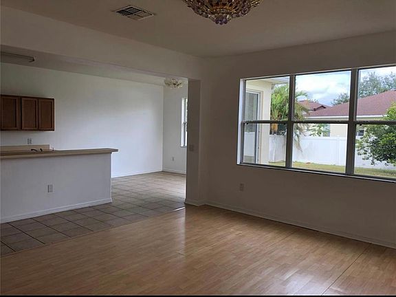 5th image of 10103 Stratford Pointe Ave
