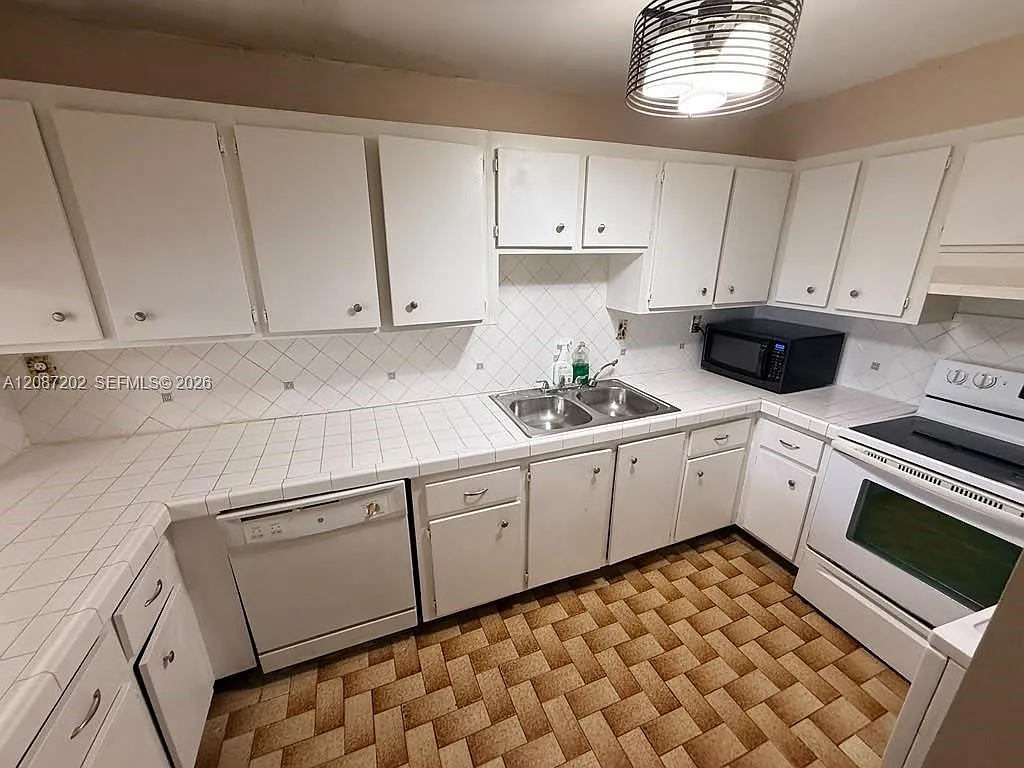 Samari Lake East Condo — Photo 2