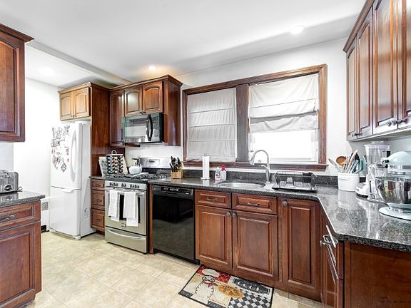 4th image of 11 Arborway Dr