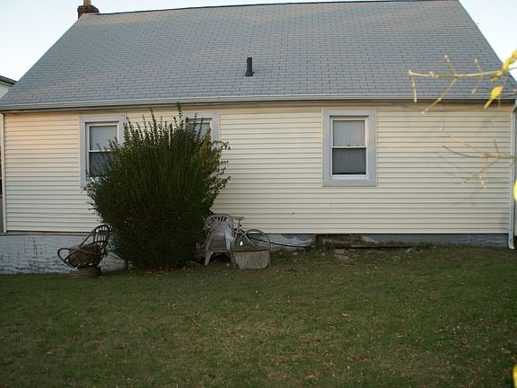 3rd image of 39 Robbins Ln