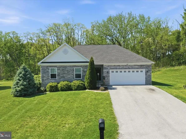 457 Ambassador Pl, Chambersburg, PA 17202