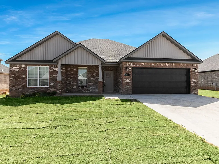 411 Linda Ln — Photo 1